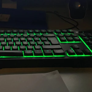 Tangentbord med grön belysnign - Tangentbord med grön belysnign!