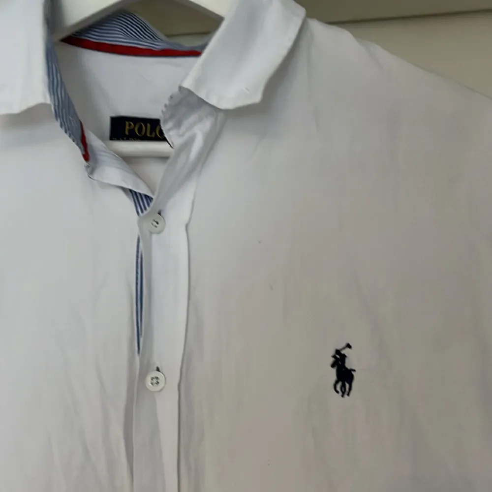 Säljer en fin Ralph lauren skjorta i bra skick. Storlek medium  . Kostymer.