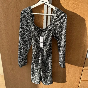 Kläning - Helt ny klänning från Gina Tricot aldrig använd 