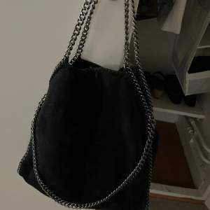 En snygg svart handväska med silverdetaljer, köpt från youtubern Helene Torsgårdens webbshop när hon hade den.