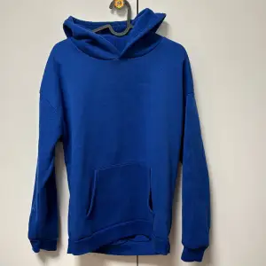 Jätte fräsch blå hoodie använd 1-3 gånger bara i storlek Small säljs för 200kr men pris går att diskuteras.