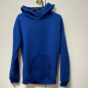 Blå Hoodie - Jätte fräsch blå hoodie använd 1-3 gånger bara i storlek Small säljs för 200kr men pris går att diskuteras.