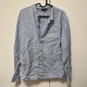 Tommy Hilfiger skjorta  -  Tommy Hilfiger Skjorta Storlek 176 passar mig som är Small/Medium. Säljs för 350 men pris kan diskuteras.