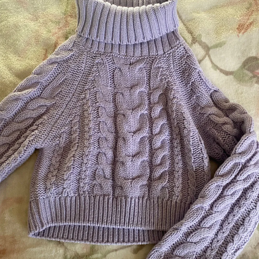 Säljer denna stickade tröjan från Gina tricot. Den är i nyskick och aldrig använd. Jätte fin lila färg💜. Den är i storlek xxs! Priset går att diskutera🥰. Stickat.