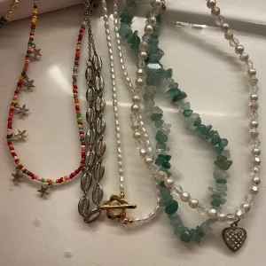 Halsband  - Säljer dessa halsband i olika design, skriv gärna vid intresse!❤️‍🔥 pris går att diskutera 
