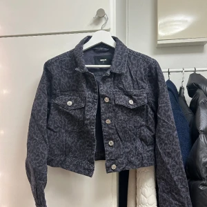 Jeansjacka - En croppad jeansjacka. XS/S.