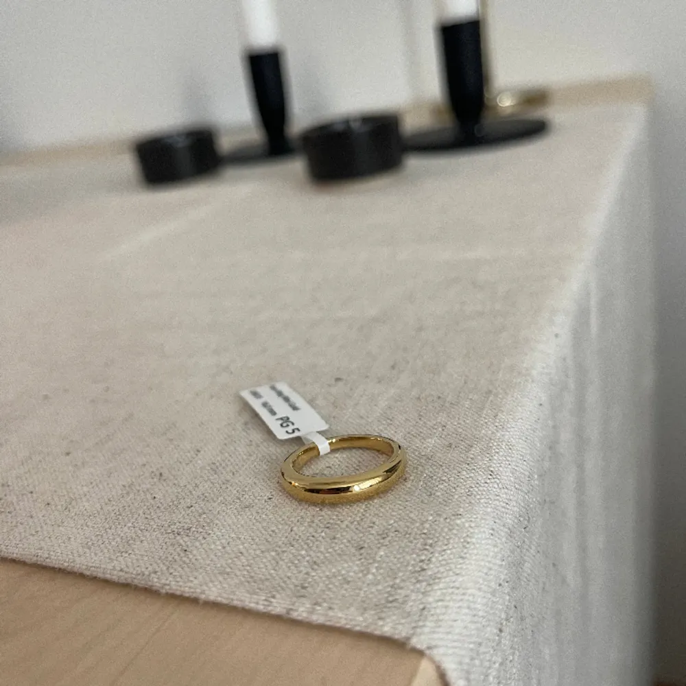 Säljer nu en helt oanvänd ring från Edblad, ”Furo ring mini gold” då storleken tyvärr inte passade mig. Kollar intresset här innan jag skickar tillbaka. Säljer till originalpris.  Ringen är i storlek XS och 16,0mm. Accessoarer.