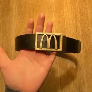 Väldigt snyggt mc Donalds bälte. Är osäker på måttet me funkar såklart att göra egna hål om den skulle vara för stor!