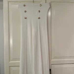 Kostymbyxor  - Oanvända kostymbyxor från Chiquelle i storlek Xs.