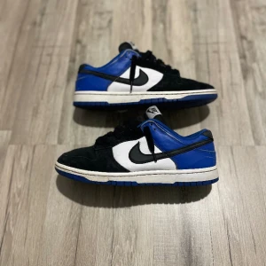 Nike dunk - Unika Nike dunk ”by you” egen design. Storlek 41 mycket använda och lite slitna på insidan.