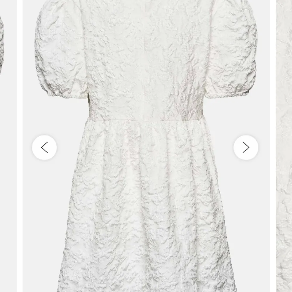 Säljer vit klänning från ByIc som jag använde när jag tog studenten. Den är enbart använd den gången och aldrig mer. Inga fläckar eller några defekter alls. . Klänningar.