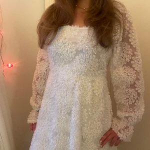 Vit, blommig klänning från Pieces - Vit, somrig klänning med blommor från Pieces!🌸 Passar perfekt till midsommar eller studenten. Använd en gång, och i väldigt fint skick. Storlek M. Köpt för 799 kr på Nelly.com.🫶