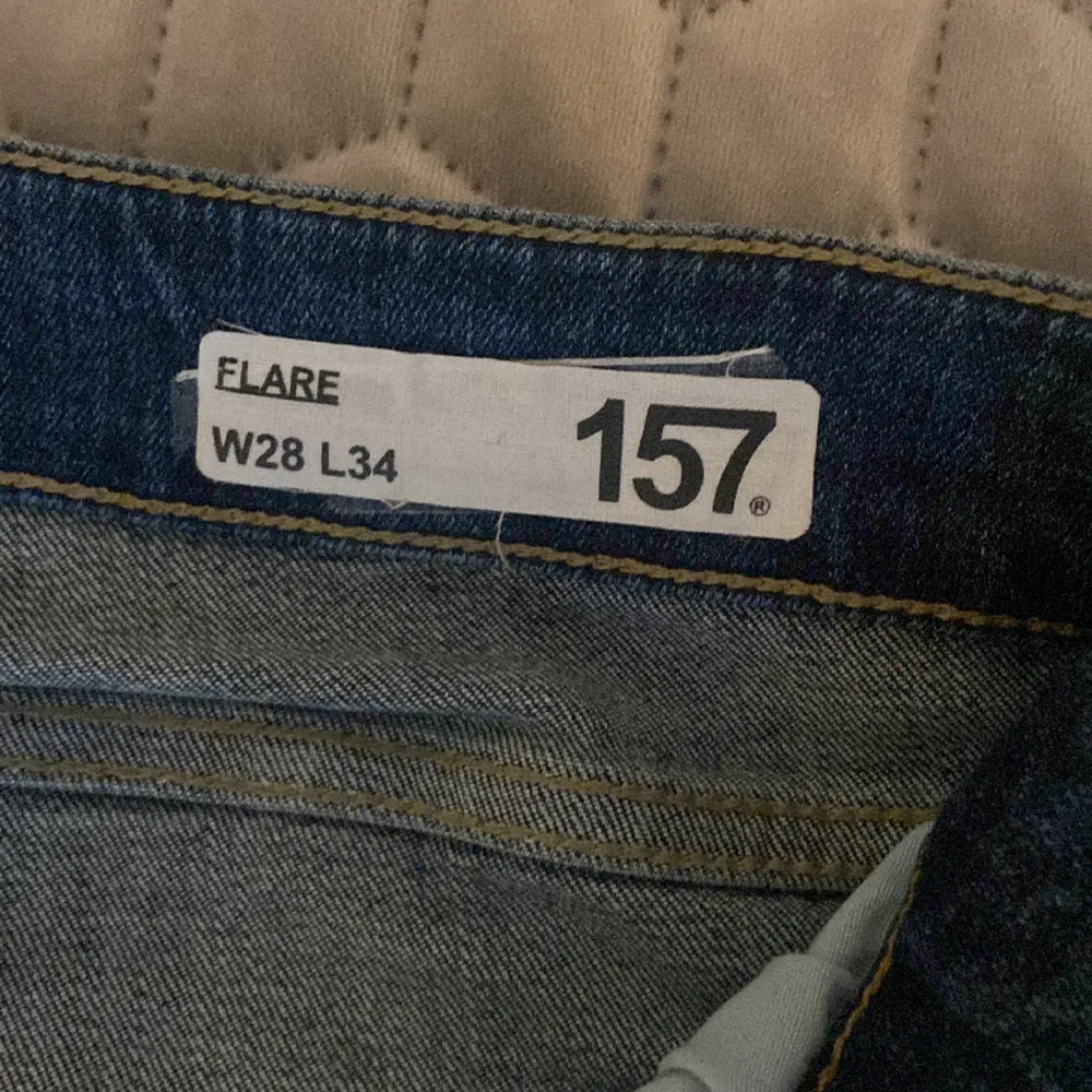 Jeans  med hål i. Sitter bra över allt men säljs då dem inte kommer till så mkt användning. W28 L34. Väldigt bra skick! Pris kan diskuteras   . Jeans & Byxor.