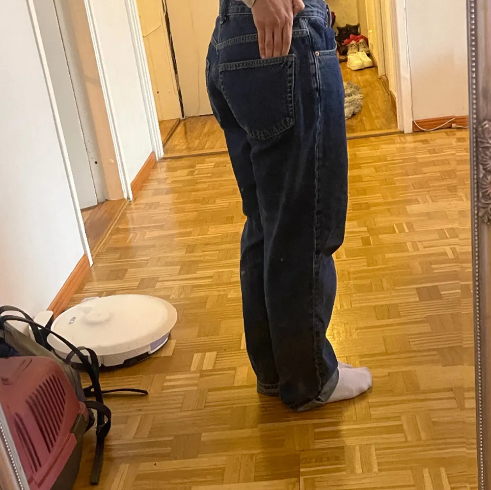 Snygga low straight baggy jeans 36 från Gina tricot. Knappt använda och väldigt omhändertagna. Säljer på grund av att de är för stora💗köparen står för frakt. Pris går att diskutera🫶🏽. Jeans & Byxor.