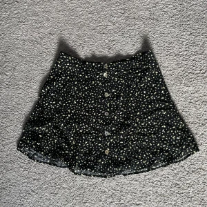 Kjol - Blommig kjol, finns matchande topp. Går att få paketpris.