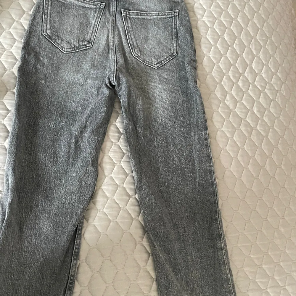 Ett par raka jeans. Som är i storlek 26/32. Har kanppt används . Jeans & Byxor.