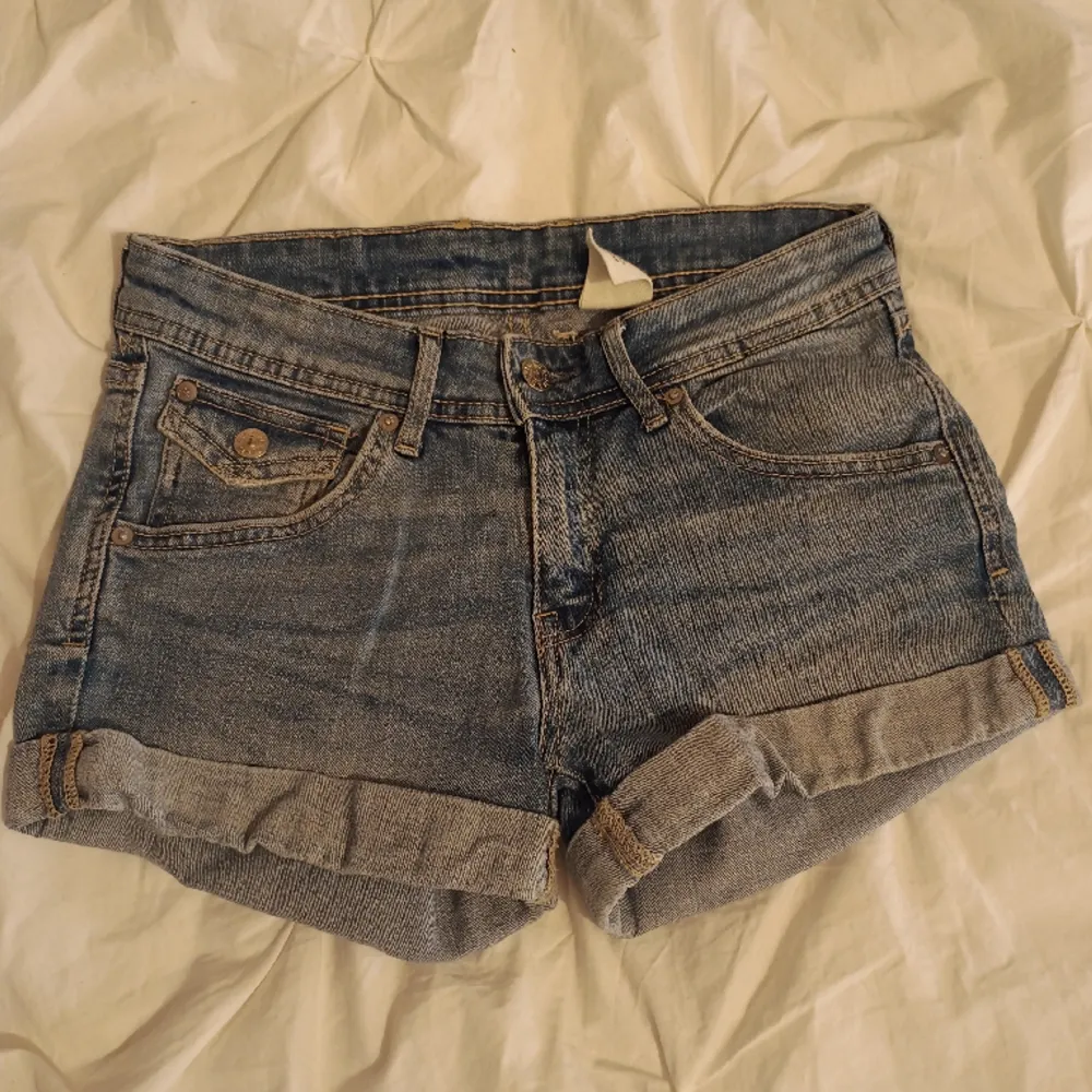 Jättefina jeansshorts som tyvärr inte passar mig längre! Shortsen är originellt från h&m och har använts fåtal gånger, de har flertalet fickor och går att matcha med allt 💓 . Shorts.