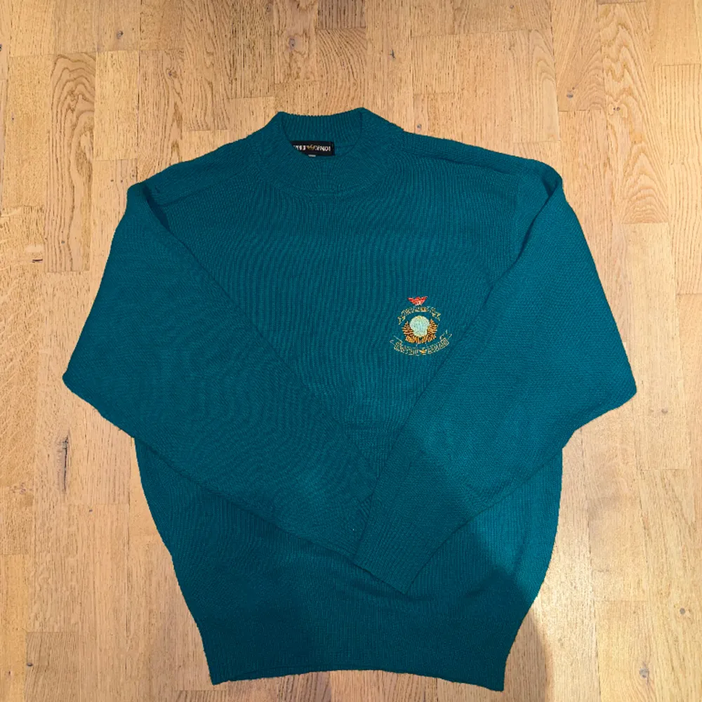 En stickad tröja köpt på secondhand i en superfin grön-blå färg från emporio armani!!! Använd men i bra skick!!. Stickat.
