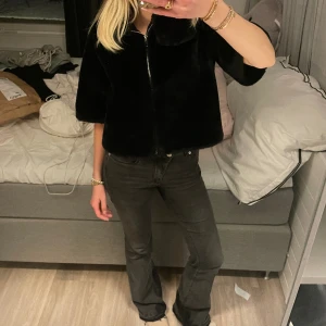 Trekvartsärmad pälsjacka - Så cool, snygg o unik trekvartsärmad pälsjacka!!😍 PRIS GÅR ATT DISKUTERAS VID SNABB AFFÄR💕