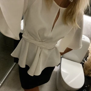 Vit blus - Så så så fin blus!!🤍🤍 Kommer tyvärr inte till användning så mycket. Går att knyta på lite olika sätt!🥰 