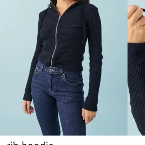 Rib hoodie - Säljer denna söta kofta/tröja från ginatricot som är använd en gång. Köpte den för 399 kr och säljer för 300 kr💓den är i storlek M men passar mig som har XS/S