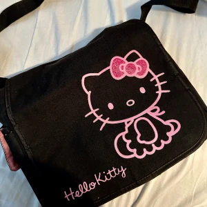 Hello Kitty väska - En hello Kitty skolväska jag köpt här på Plick men den kommer inte till användning 🎀