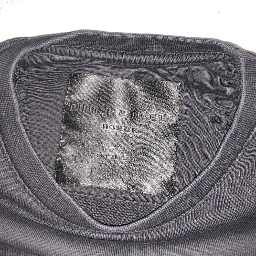 Riktigt bra kondition på tröjan👌🏼 Org pris 10 099kr (kvitto tillgänglig) Bra designer tröja för utekvällar och fester om man vill skina lite extra🥂✨ (Priset kan diskuteras). Tröjor & Koftor.
