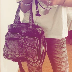 SKIT SNYGG JEANSVÄSKA!!! - As ball jeansväska som funkar i alla lägen. Förlängningsband tillkommer, pris går alltid att diskutera. Hör av dig om du har någon fundering!💗💗