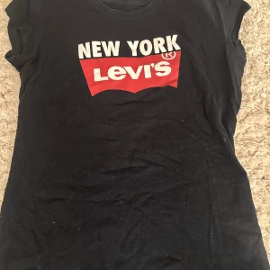 Levi’s T-shirt  - Säljer denna då den aldrig blivit använd💗går att diskutera pris! Är storlek xs men sitter rätt tight för mig som är storlek s 