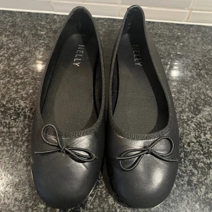 Ballerinaskor - Säljer dessa ballerinaskor som är köpta på NELLY för 300 kronor. Storlek 39 men skulle säga att de passar 38-39. De är mer mot det mindre hållet i storleken. Superbra skick, endast använda en gång. Tryck gärna på köp nu!