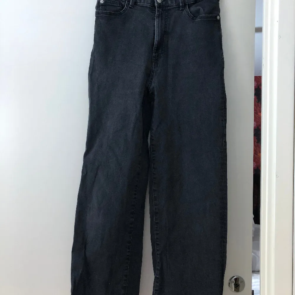 Snygga och bekväma svarta jeans i modellen Hanna. Väl använda, men knappt slitna! 🌟. Jeans & Byxor.