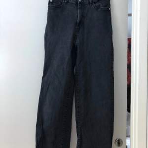 Snygga och bekväma svarta jeans i modellen Hanna. Väl använda, men knappt slitna! 🌟