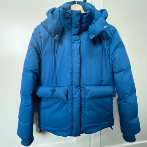 Dunjacka/ puffer kenzo - Säljer denna supersnygga dunjackan ifrån kenzo. Liknar fjällrävens klassiska Expedition jacka. Sparsamt använd så därför i fint skick. Köpt på Best of brands för 4995kr. Storlek xs