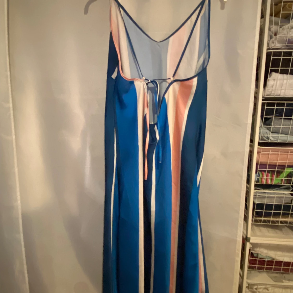 Randig satinklänning - 90