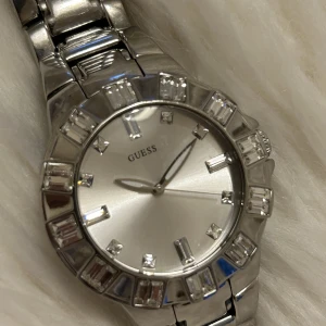 GUESS klocka - Batteri behövs! Del finns med (se andra bild) Silver🌸