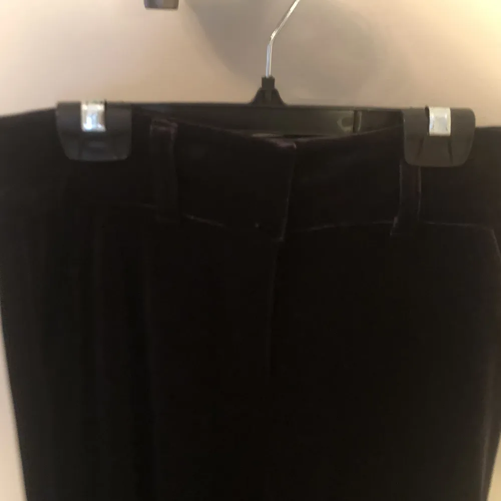Ett stycke svarta Manchester byxor med en relativt hög midja, från VILA! str: 34. Jeans & Byxor.