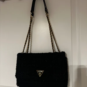 Väska - Väska från guess köpt på zalando. Säljs pågrund av att jag använder en annan mer. Köpt för. 1500kr säljer för 500 kr