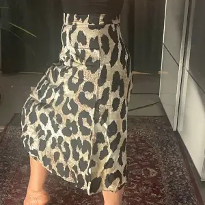 Jättefin kjol med leo-mönster från märket Object. Toppskick, aldrig använd. Viskos80% nylon 20%