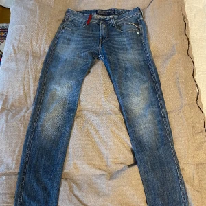 Replay anbass  - Ett par Replay anbass i väldigt bra skick. Byxorna har en slim passform och är lite slitet designade med lite röda detaljer. Tveka inte på att ställa frågor, skriv gärna privat. 