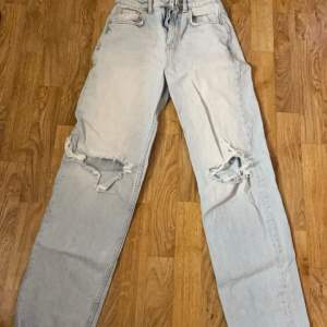 Högmidjade jeans i storlek 32/S, använt fler gånger men hyfsat bra skick. Dom är väldigt lagom längd, dom är även inte för högmidjade. Originalpris 500kr. Pris går även att diskutera. Säljs pågrund utav att dom blivit för korta