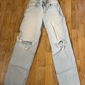 Ljusblå högmidjade jeans - Högmidjade jeans i storlek 32/S, använt fler gånger men hyfsat bra skick. Dom är väldigt lagom längd, dom är även inte för högmidjade. Originalpris 500kr. Pris går även att diskutera. Säljs pågrund utav att dom blivit för korta