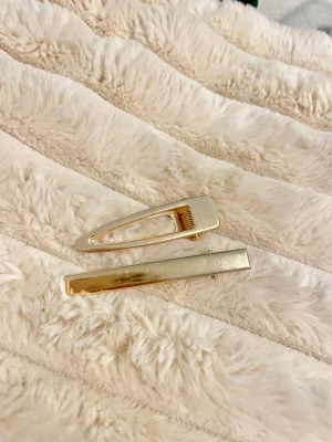 Hårspännner  - Guld hårspännet  3 kr per styck men allt för 50 kr