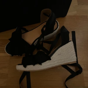 Klackar  - Svarta klackar med snörning använda 1 gång 