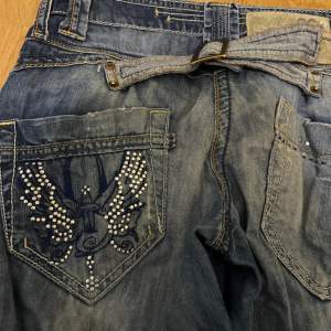 Säljer ett par jättesnygga lågmidjade jeans från River Island. De är gammal modell så finns ej att köpa längre. De är fortfarande i jättefint skick. Midjan: 36cm Längd: 97cm  Dm för mer info! 🩷