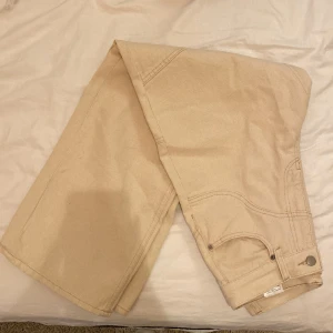 Vita/beiga straight legged jeans - Jättefina highraised jeans men raka vida ben❤️ passar till allt Kontakta om frågor❣️