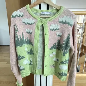 Säljer en väldigt gullig tröja från Zara! 🐑 (Andra bilden är lånad) Går ej att köpa längre på Zaras hemsida. Använd en gång, nyskick! 