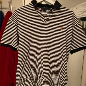 Polo Ralph lauren randig pike - Asfet vit och svart randig Ralph lauren pike! 🙌
