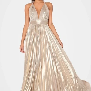 balklänning - en så vacker och snygg balklänning från bubbelroom, den är använd en gång och köpt för 1 599kr, i nyskick och inga skador eller fläckar.