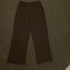 Kostymbyxa Gina Tricot, strl 34 - Kostymbyxa från Gina Tricot, storlek 34, svarta.