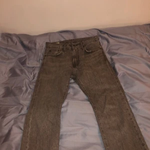 Levis 551z gråa jeans  - Säljer dessa feta levis jeans som är lite stora på mig, använda en gång. Köpta för 1290 i somras. Priset är inte fast kan sänka lite vid snabbaffär. Köparen står för frakten.